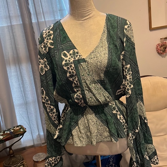 Easel Tropical Green Printed Surplice Overlap Front Peplum Elastic Ruffle Top - Picture 7 of 9